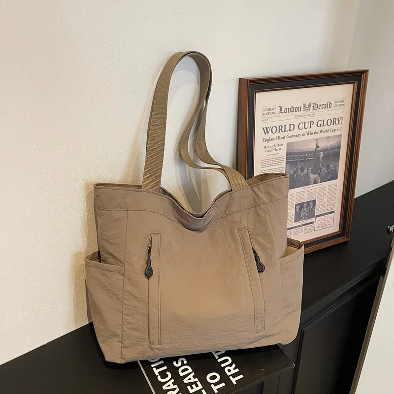 

New Large Capacity Lightweight Shoulder Bag Multi Pocket Simple Tote Bag Color Fashion and Versatile for Daily Use Commuting Bag