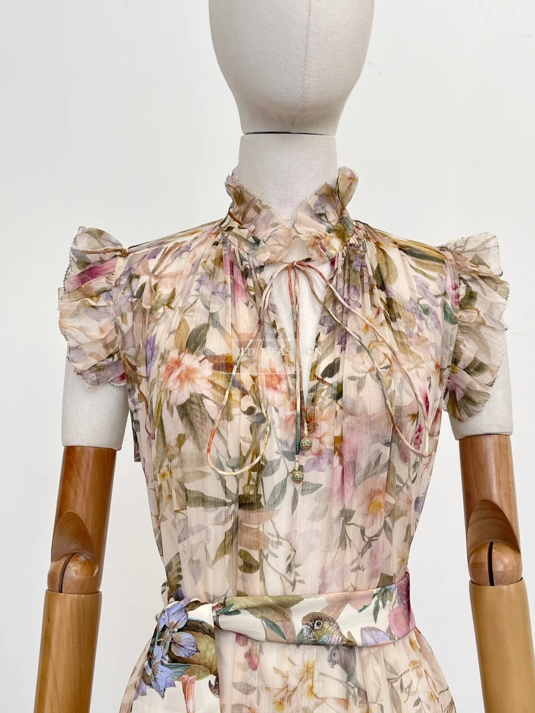 Różowa sukienka midi bez rękawów z falbankami i nadrukiem w kwiaty w stylu rokokowym, nowy wzór 2025