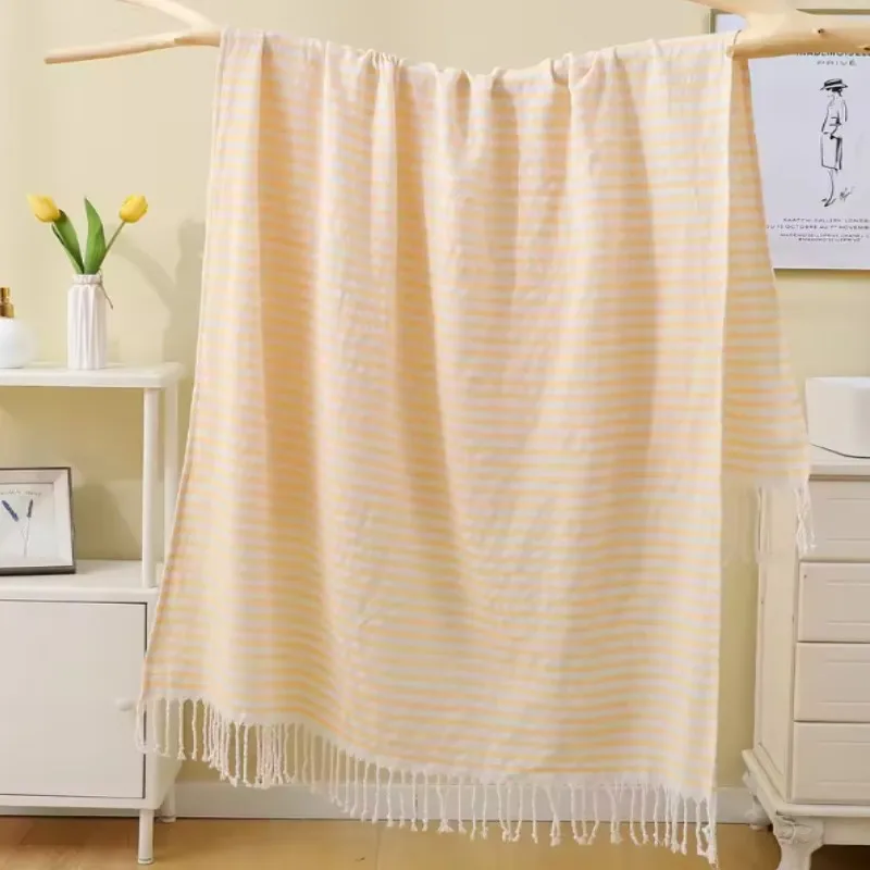Serviette de plage turque rayures bleues et pompons grande_voghion.com
