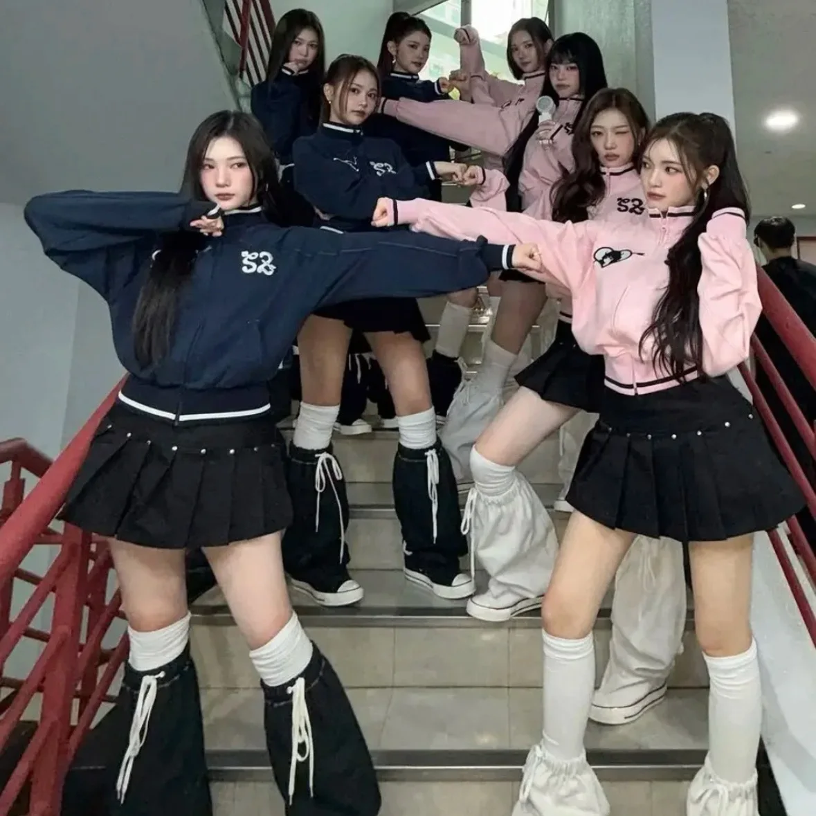 

Сладкий и крутой тюнер с вышивкой букв и плиссированная юбка, комплект из двух предметов с заклепками H2H Heart Sister's East Gate Sle, повседневный...