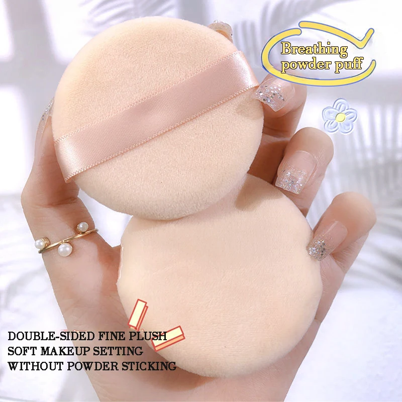 قطعتان من نفث البودرة الجافة بشريط متدفق غير لاصق على اليد، نفث البودرة السائبة، مكياج صغير من القطن في الاستوديو