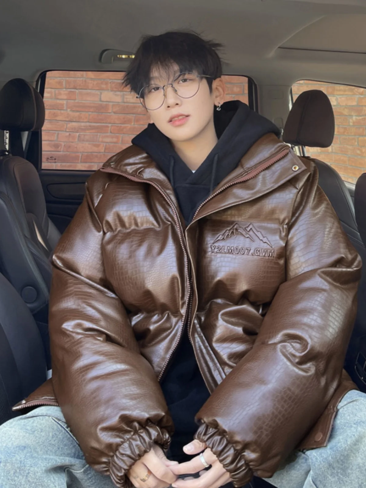 

Куртка мужская зимняя из коричневой искусственной кожи с хлопковой подкладкой, с принтом-надписью, повседневная, прочная, на молнии, модная, утепленная