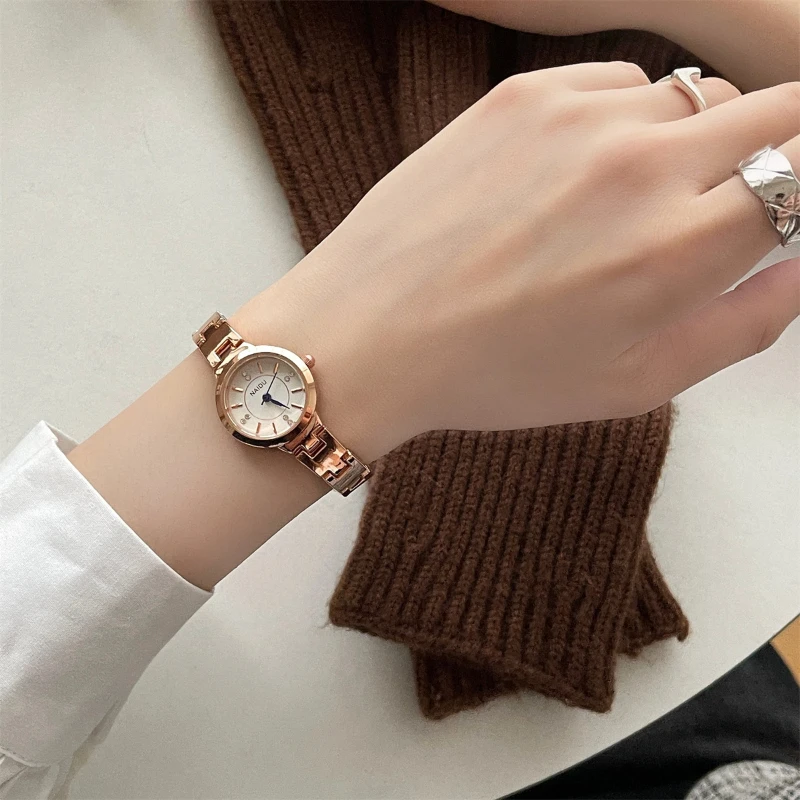 Nicho de marca elegante reloj impermeable para mujer colegiala pequeño simple de alta calidad de lujo cadena literaria reloj de cuarzo