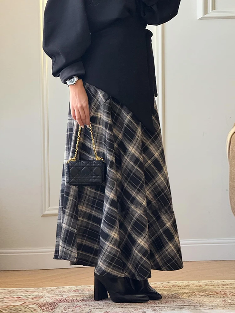 Komplety damskie w kratę: top z dekoltem okrągłym i podkreśloną talią oraz długa spódnica w kształcie litery A, nowa kolekcja wiosna 2026, codzienne ubrania damskie.