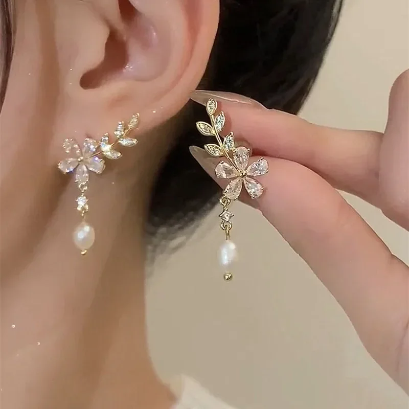 Fashion Trend Shiny Elegant Delicate Zircon Leaf Flower Freshwater Pearl Silver Needle Ladies High Jewelry Party Gift Wholesale