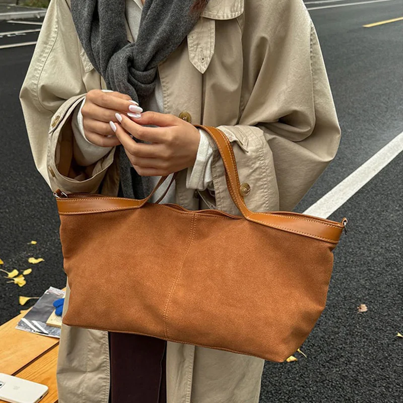 Große Umhängetasche mit Struktur, mattiertem Finish und Reißverschluss, Schultertasche, einfarbig, weiches, mattes Wildleder, Boston-Tasche, schlichter Stil. – Detail 9