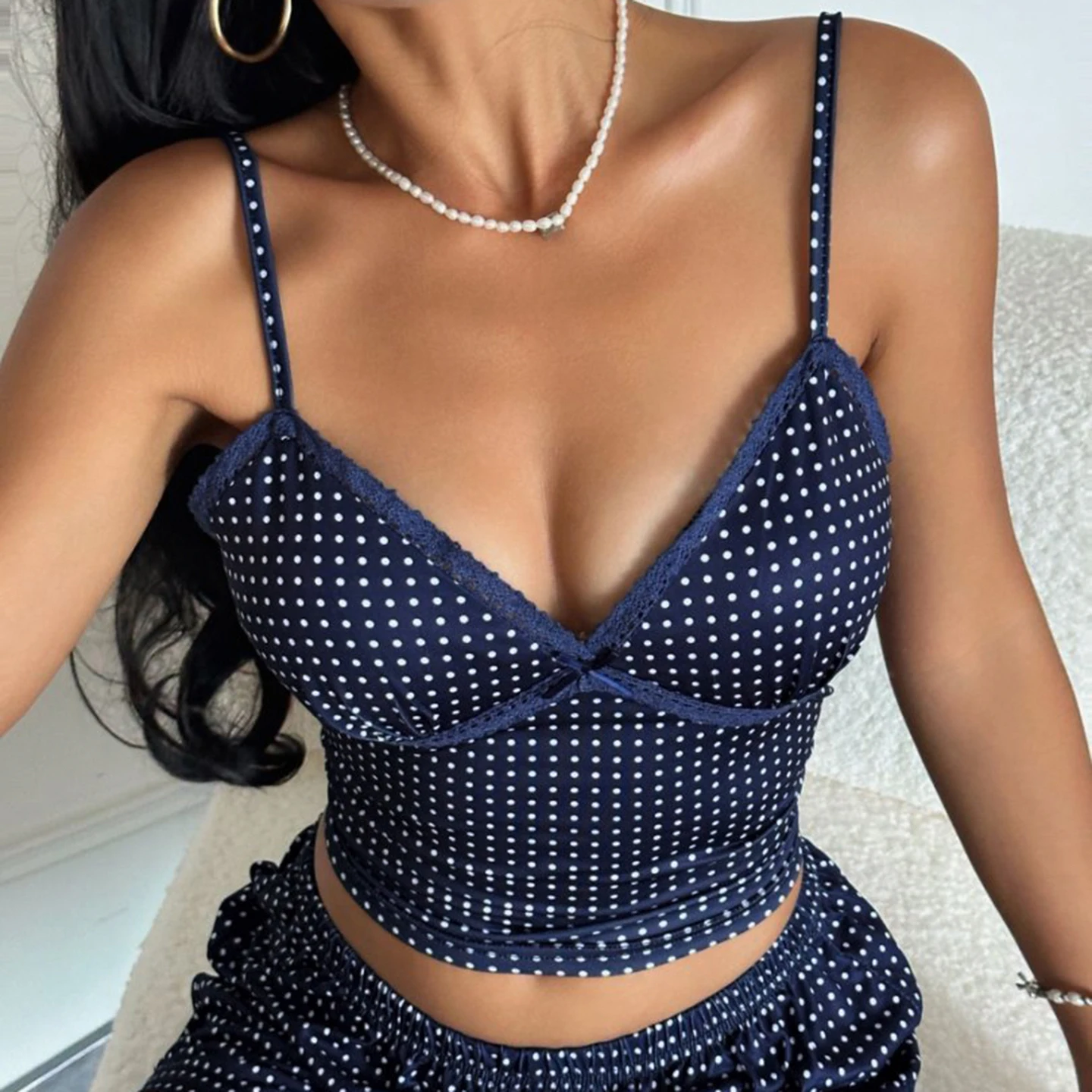 SUCHCUTE Coquette Retro Damen Polka Dot Camisole V-Ausschnitt Spitzenbesatz Spaghettiträger Gerafftes Slim Fit Blaues Y2K Ausgeh-Crop-Tanktop – Detail 16