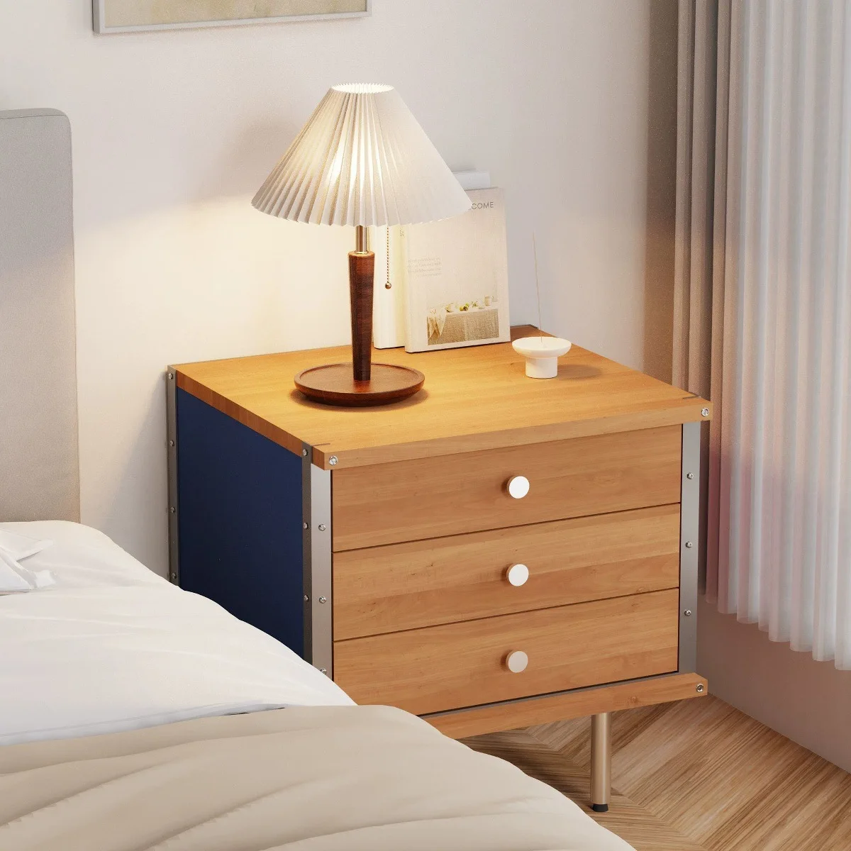 Средневековая тумбочка Eames, светлый роскошный шкаф рядом с диваном в гостиной, креативные контрастные цвета.