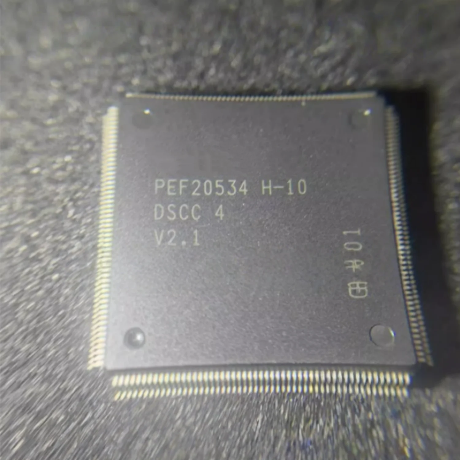

1~10 шт./лот PEF20534H-10V2.1 PEF20534H-10 V2.1 QFP208 PEF20534 100% новый оригинал.