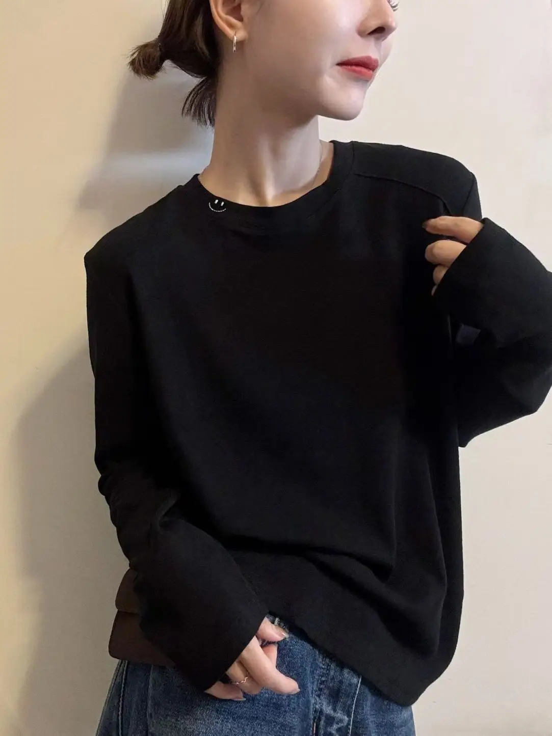 독특하고 아름다운 초가을 긴팔 티셔츠 여성용 웃는 얼굴 자수 라운드넥 베이스 티셔츠 한국 스타일 루즈핏