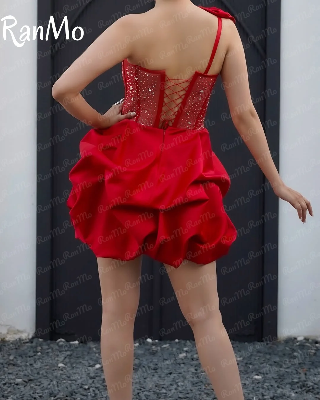 Ranmo personalizado sin tirantes rojo con cuentas vestido de fiesta corto plisado flores 3D con cordones sin mangas elegante plisado 2025 vestido de cóctel