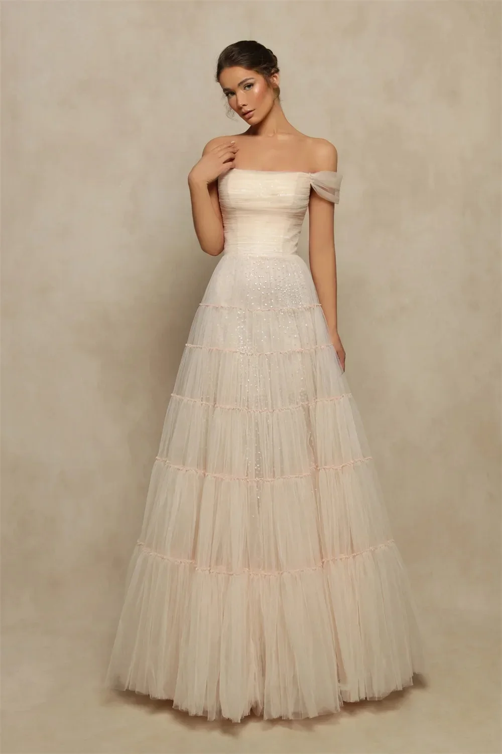 Vestidos largos personalizados de estilo moderno de tul con pliegues escalonados, corte en A, cuello barco, vestidos para ocasiones a medida, tallas formales elegantes disponibles