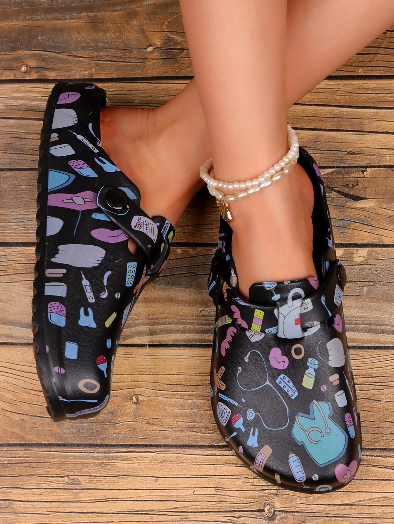 قباقيب نسائية عصرية بطباعة كرتونية، أحذية عمل صيفية مضادة للانزلاق، نعل مسطح ناعم خفيف الوزن وإبزيم قابل للتعديل ومقدمة مغلقة مناسبة للشاطئ والحديقة والخريف #3