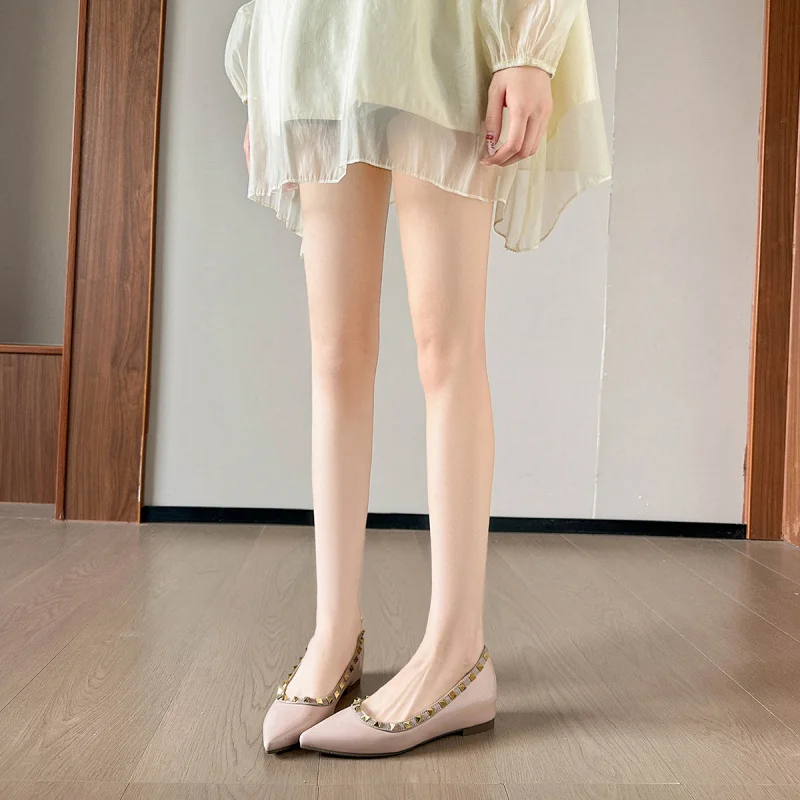 

Pointed-toe studded women's slip-on shoes with internal height increase, elegant shallow-cut flat shoes for commuting