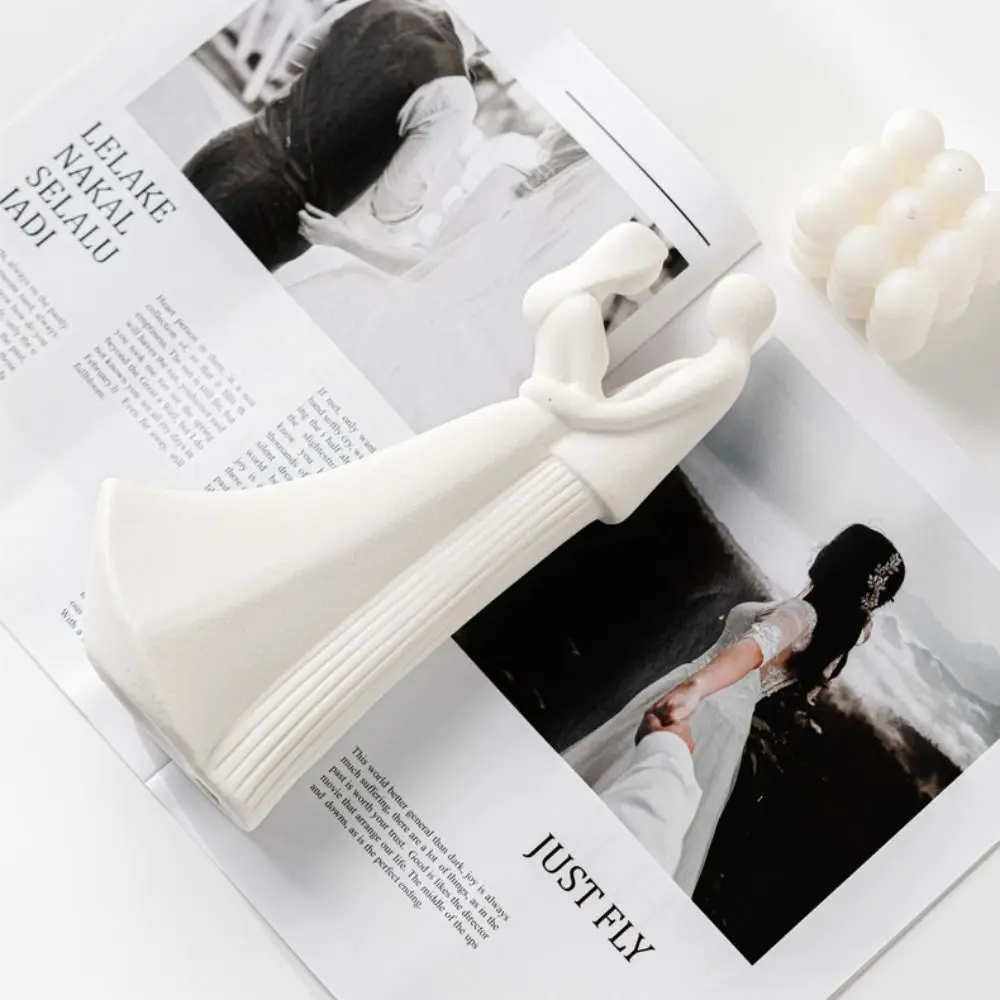 

Ceramic Abstract Figures Modern Simple Hugging Couple Statue Creative Handicraft Lovers Sculpture Wedding