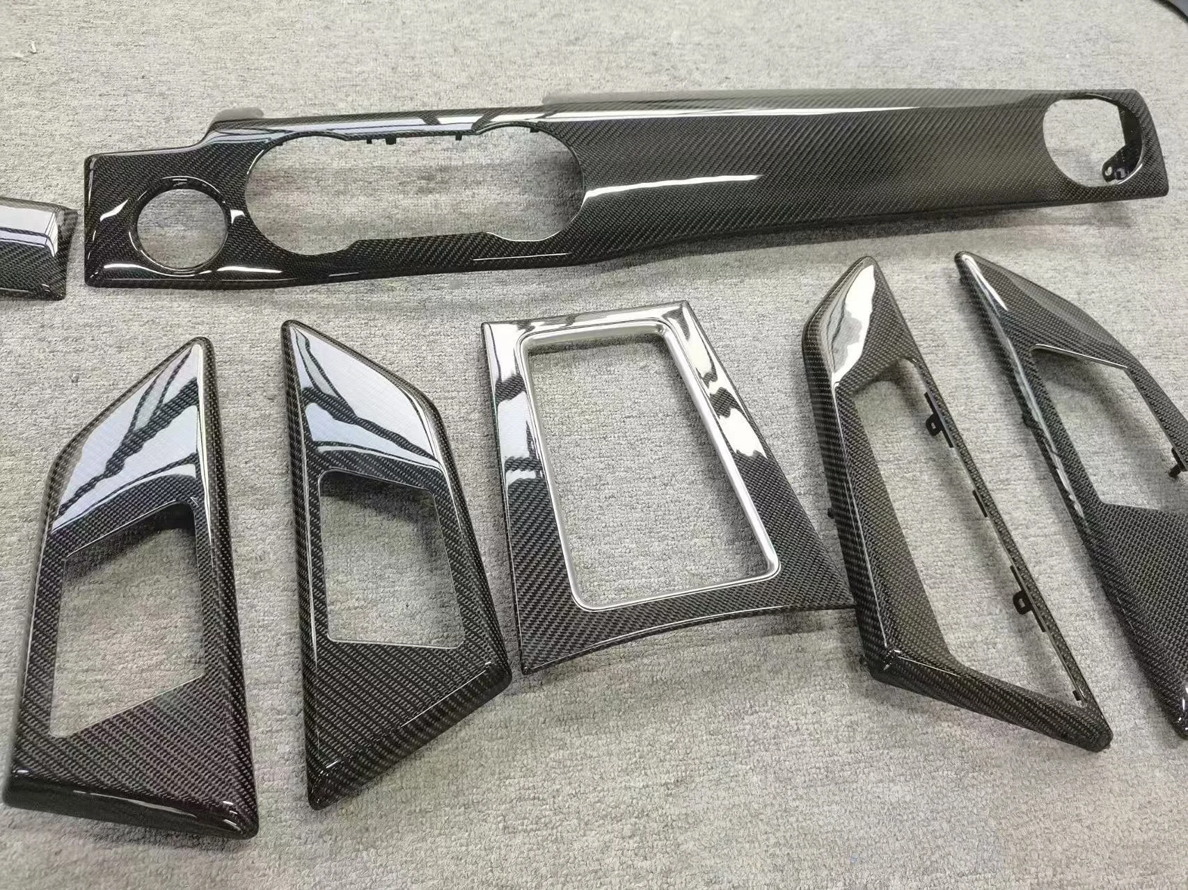 

Для Mercedes-Benz GLK X204 настоящее углеродное волокно, интерьер автомобиля, панель приборной панели, центральная консоль, переключатель передач, замена накладки на порог