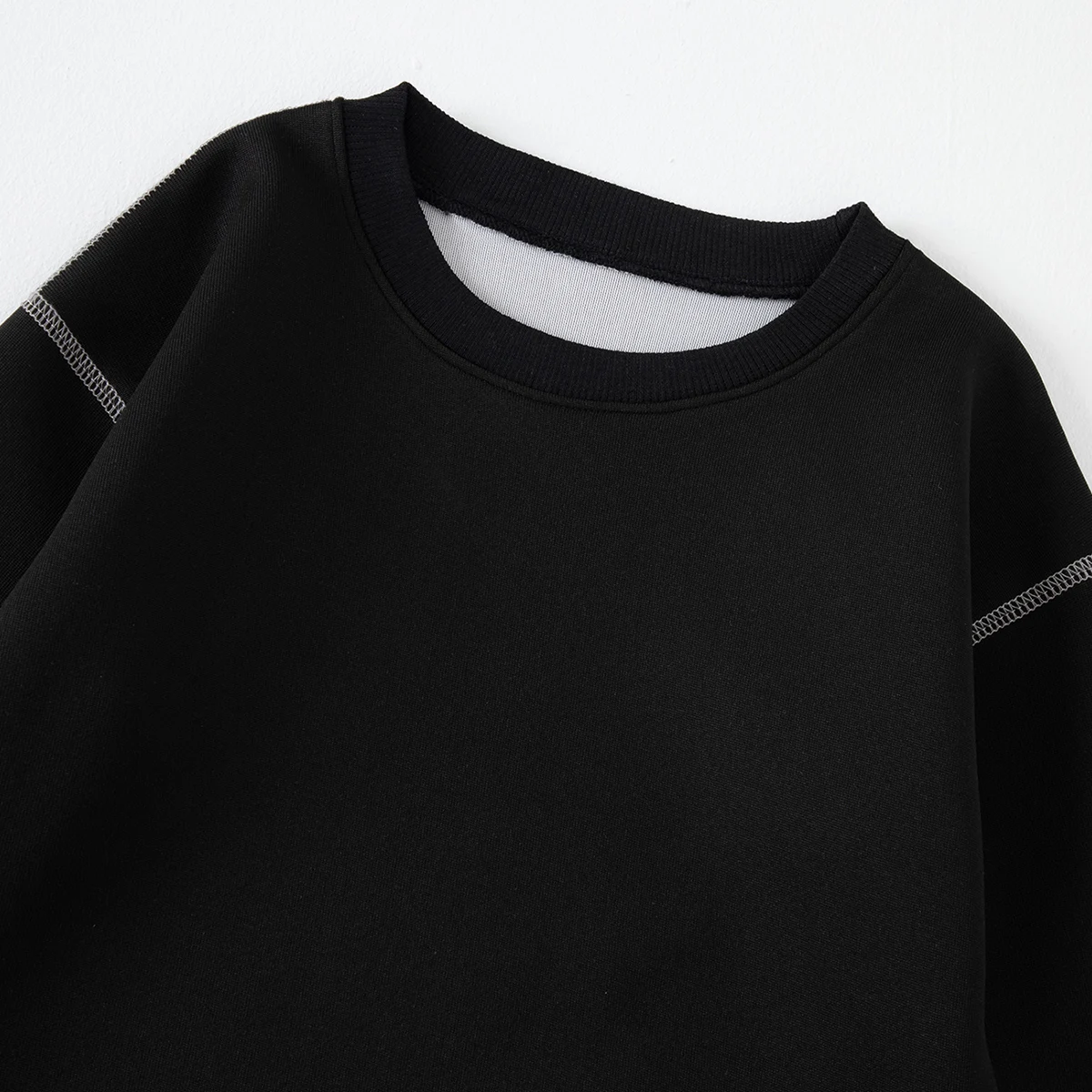 Herbst- und Winter-Kinder-Hoodie in einfarbiger Ausführung, modisch, mit freiem Schulterbereich, für Jungen und Mädchen, lässiger Sport- und Alltagsshirt, vielseitig kombinierbar. – Detail 7