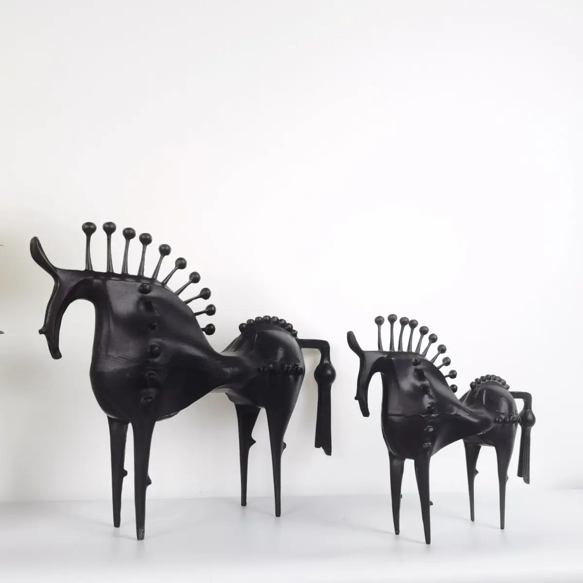

Metal Handicraft Artificial Animal Sculpture Abstraction Horseradish Horse Figurine Decorative Figurines Home Decoration Items