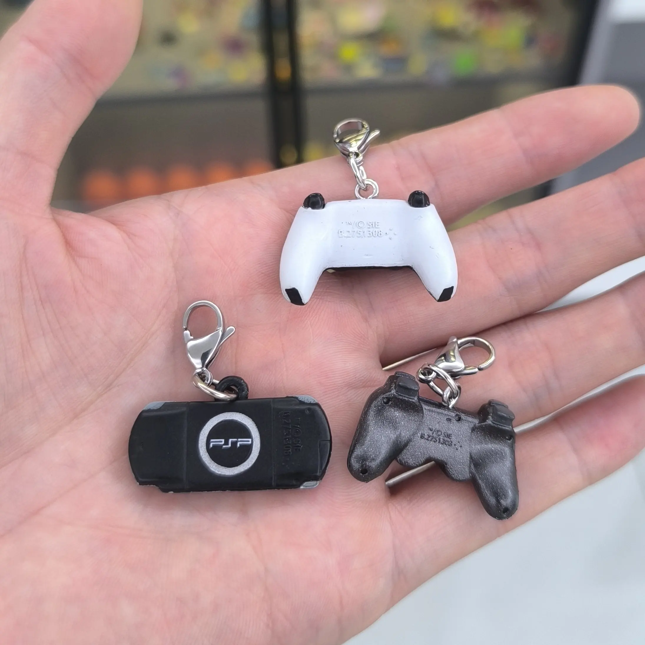 PS5 DualSense Controller Keychain Mini PlayStation 5 Gamepad Pendant Simulation Game Console Model Collectible Key Ring Gift for - view 4