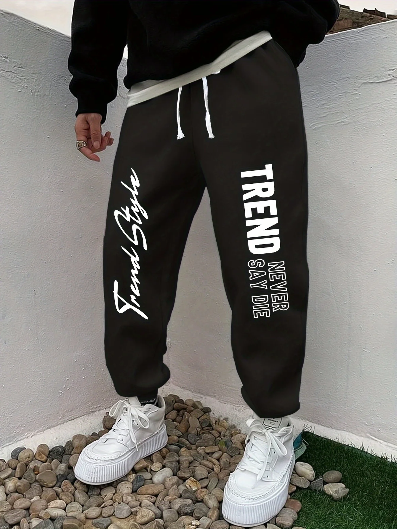 

Новые мужские брюки весной и осенью 2025 года – это удобны мягкие повседневные и модные с буквенным принтом.