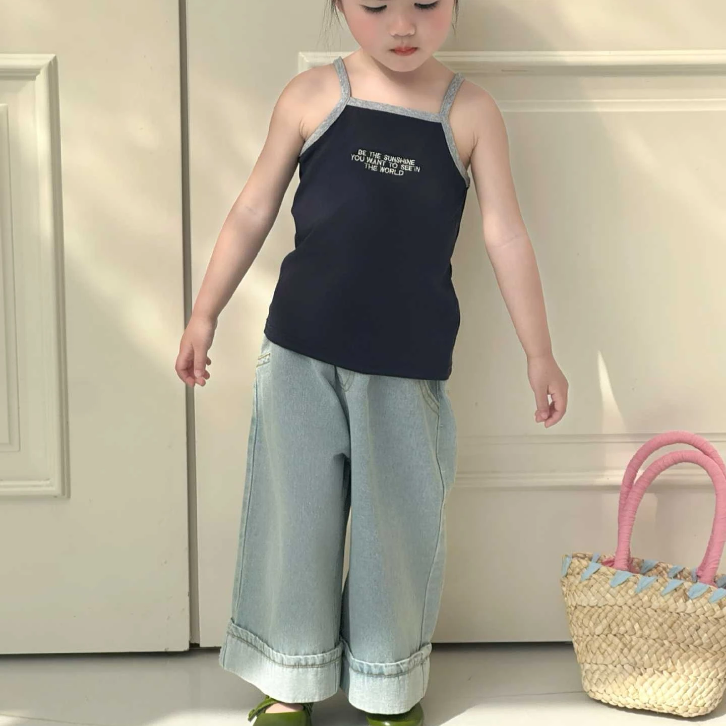 Conjunto Infantil Feminino 2026 Primavera Verão: Novo Conjunto Coreano de Roupa Infantil com Bordado, Top Halter e Jeans de Duas Peças