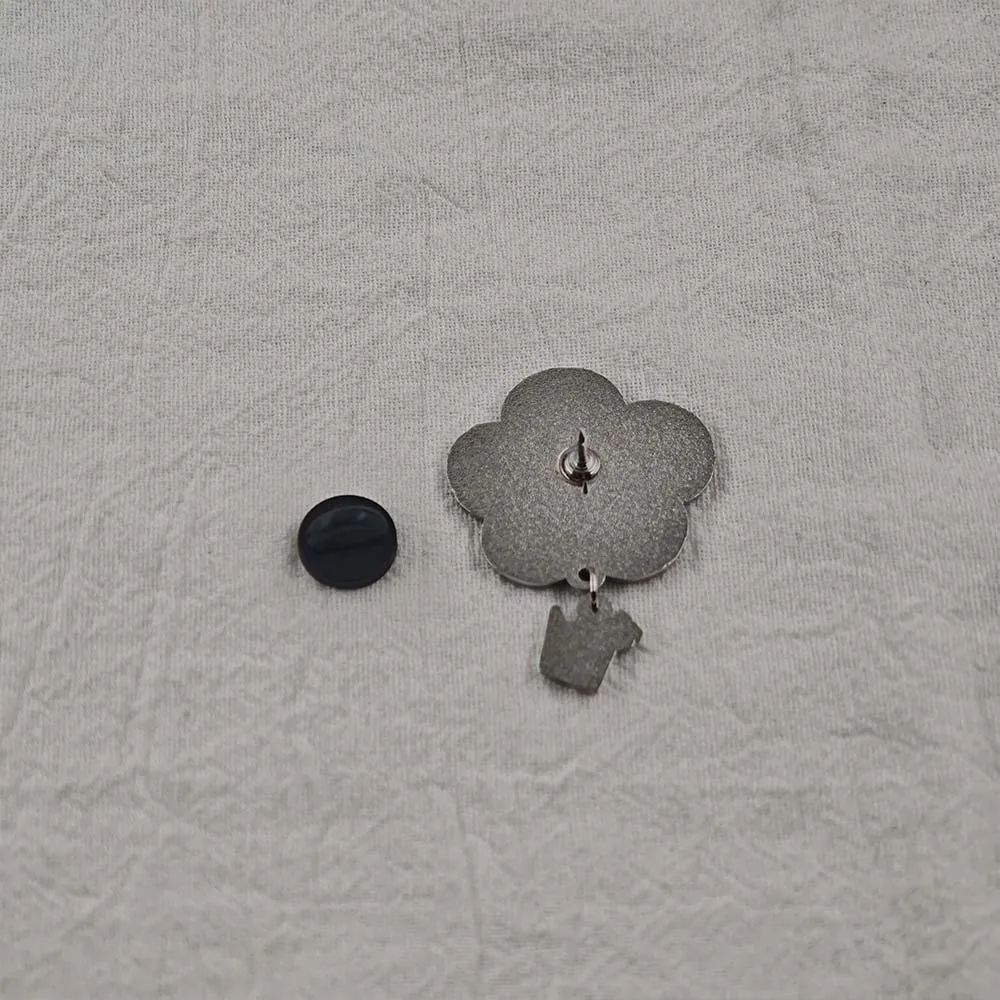 Niedliche Emaille-Pins mit Anhänger, Kawaii-Smile-Girl-Broschen, rote Blumen-Metallabzeichen, Anstecknadel für Rucksack, Jeansjacke, Geschenk. – Detail 2