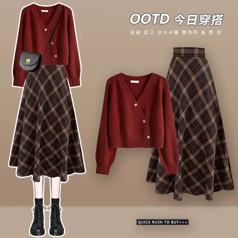 

Осенне-зимний костюм для словосочетания, новинка 2025 года, уменьшающий возраст вязаный свитер, облегающая клетчатая юбка, комплект из двух предметов
