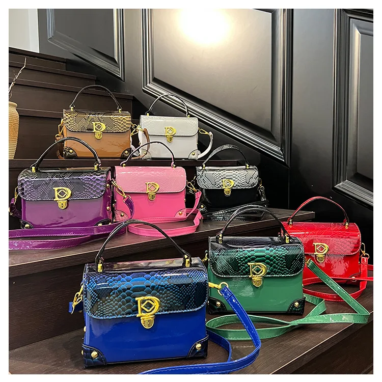 

Retro Light Luxury Handbag, Classic Snakeskin Pattern Small Square Bag, Fashionable Versatile Oblique Span Bag