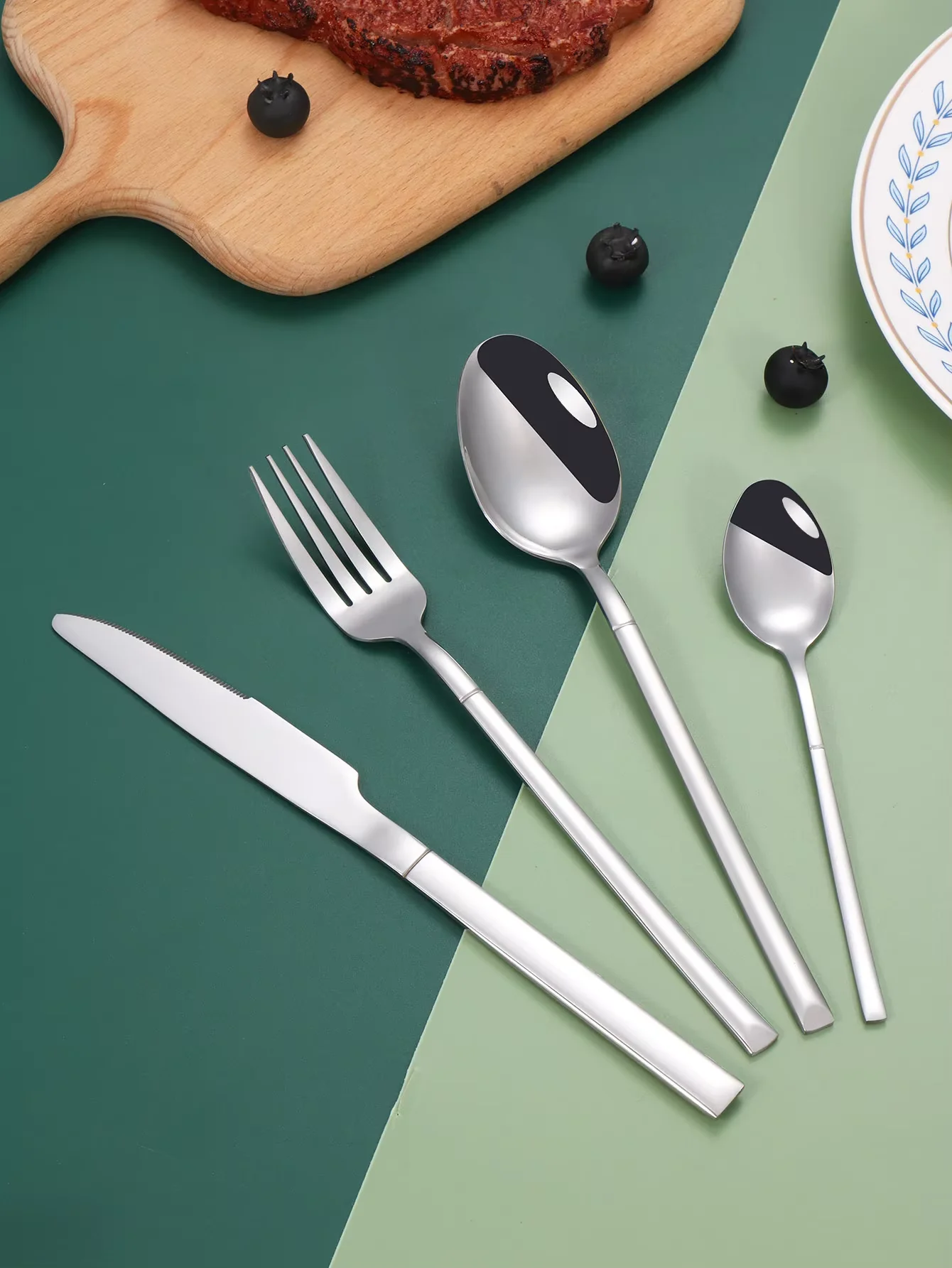 4-piece stainless steel cutlery set, including knife, fork, spoon and dessert spoon, with many colors to choose from.