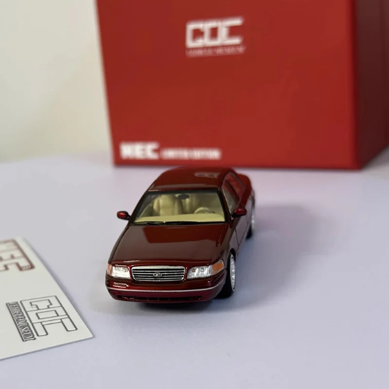 GOC 1:64 Scale CV Crown Alloy Simulation Car Model Classics Adult