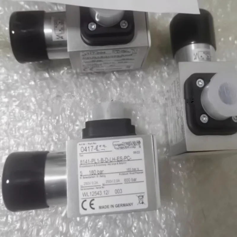 مفتاح ضغط جديد وأصلي 100% 8152-PL1-B-UL 0417-651 شحن سريع عبر FedEx أو DHL Express!