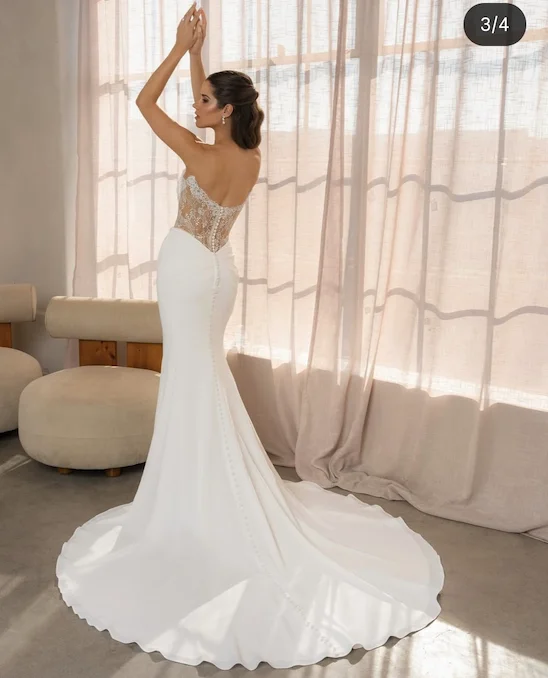 モダンマーメイドフロントスリットブライダルガウンは、女性のための寸法に合わせてカスタマイズできます。見事なサイドスリットコートトレインエレガントなボタンローブ