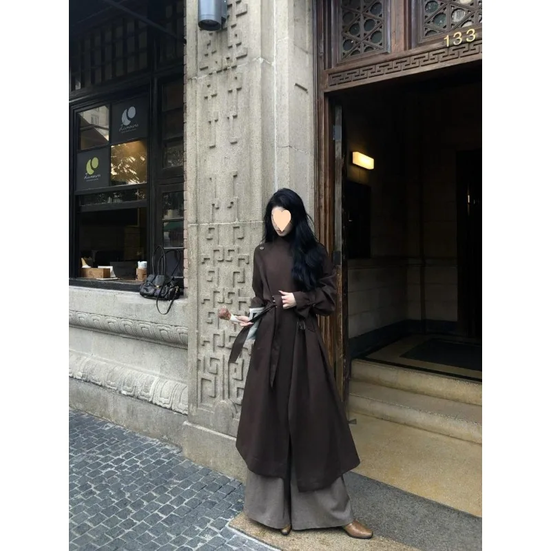 패션 하이 스트리트 롱 헵번 스타일 롱 코트 가을 겨울 레트로 분위기 레이스업 허리 브라운 트렌치 코트 여성용