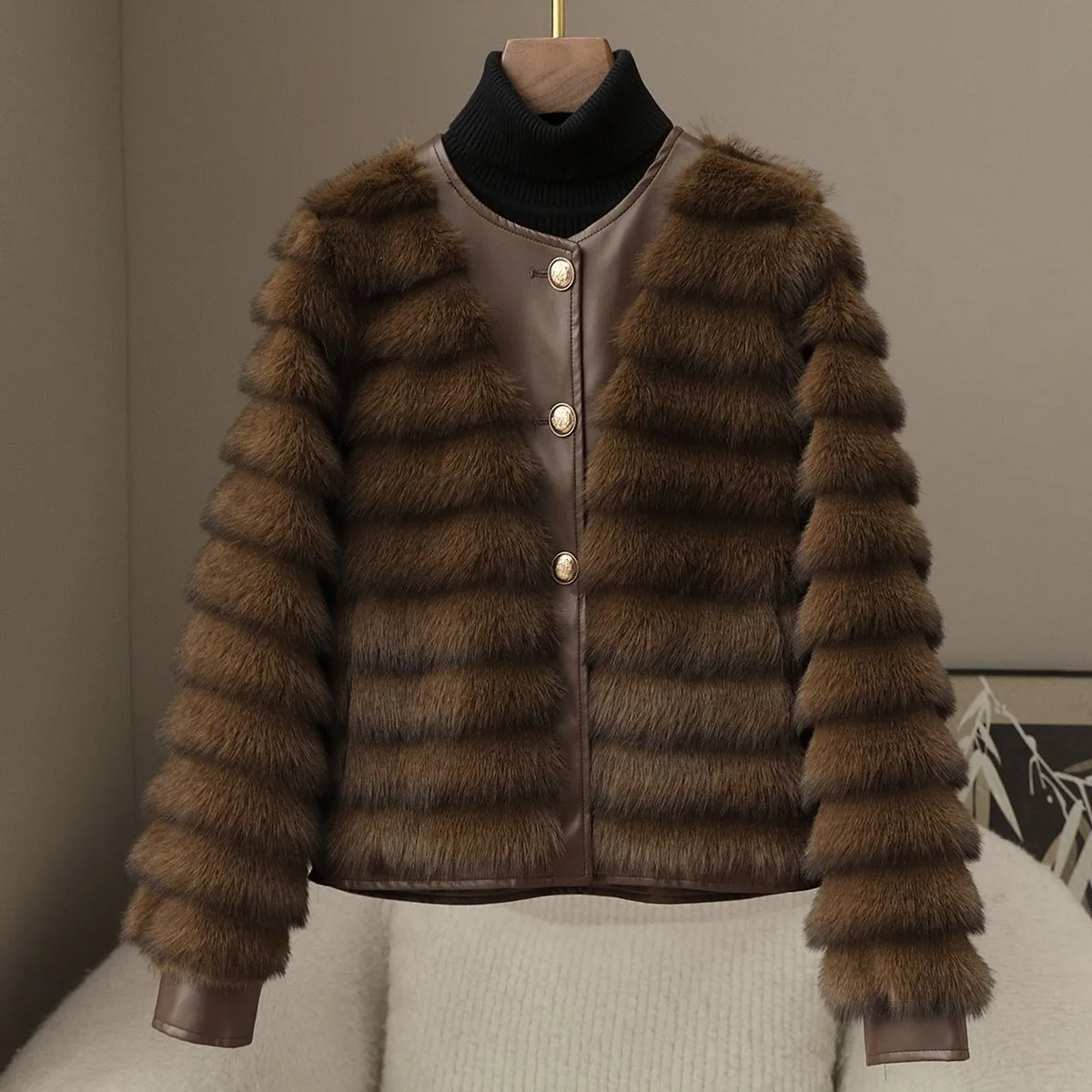 معطف فرو المنك الجديد لخريف وشتاء 2025 برقبة دائرية من فرو المنك المقلد صديق للبيئة للنساء