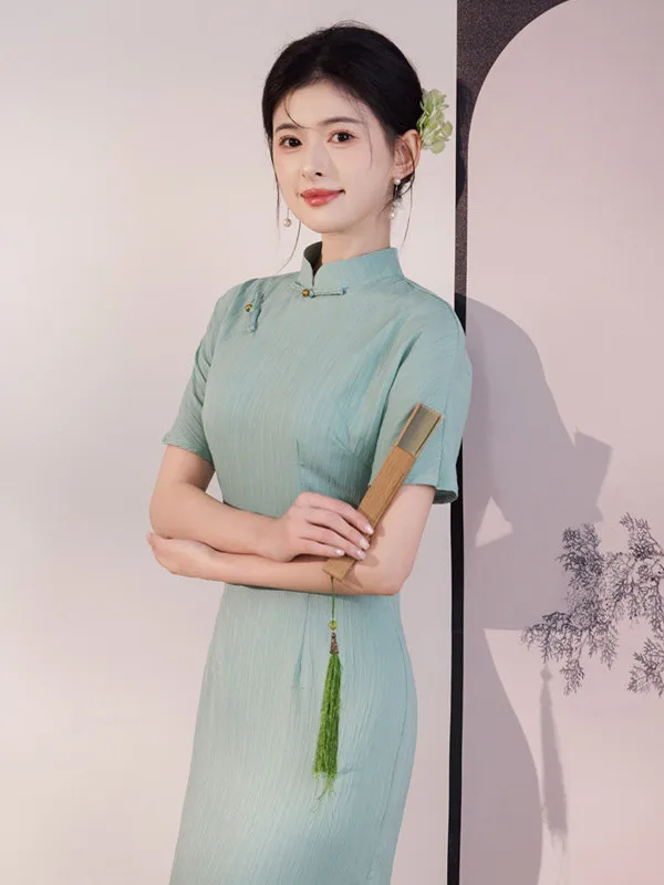 

Женская одежда в художественном стиле Республики Китай: длинное платье-ципао для повседневной носки.