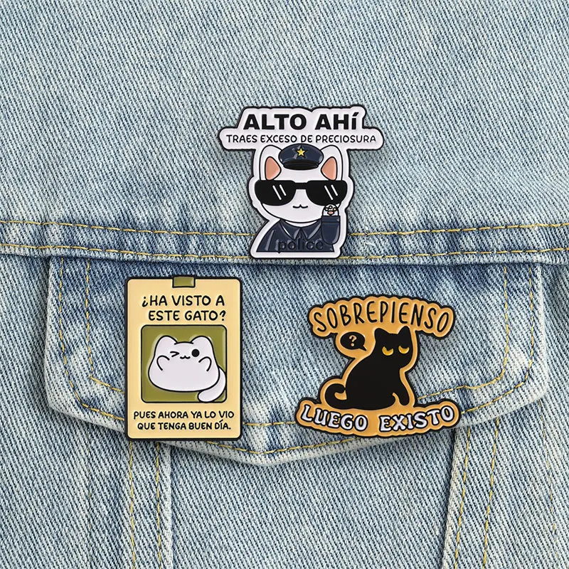 Spanish Funny Cat Meme Badges Cute Cartoon Overthinking Black Kitten Enamel Pin Brooch Animal Accessories Decor Gift