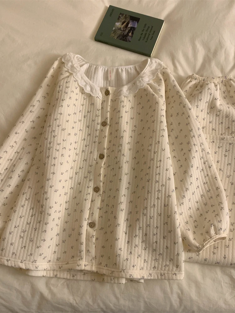 طقم ملابس منزلية نسائية مقاس كبير من القطن الهوائي بأكمام طويلة ومزينة بالدانتيل والزهور، بتصميم حلو لفصلي الخريف والشتاء