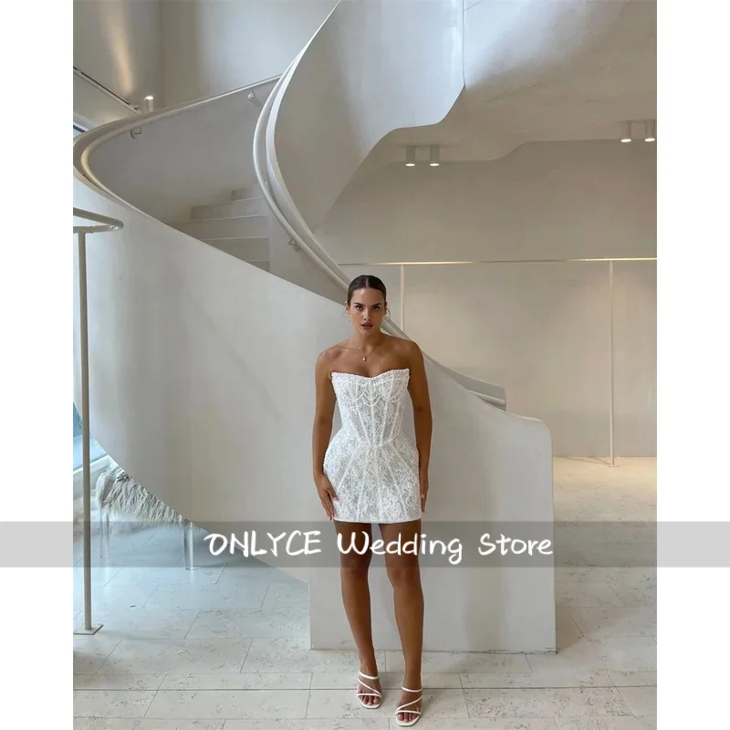 فستان حفلة موسيقية من الدانتيل الأبيض مخصص مع فستان أنيق مطرز بدون أكتاف وأكمام طويلة للمناسبات الرسمية