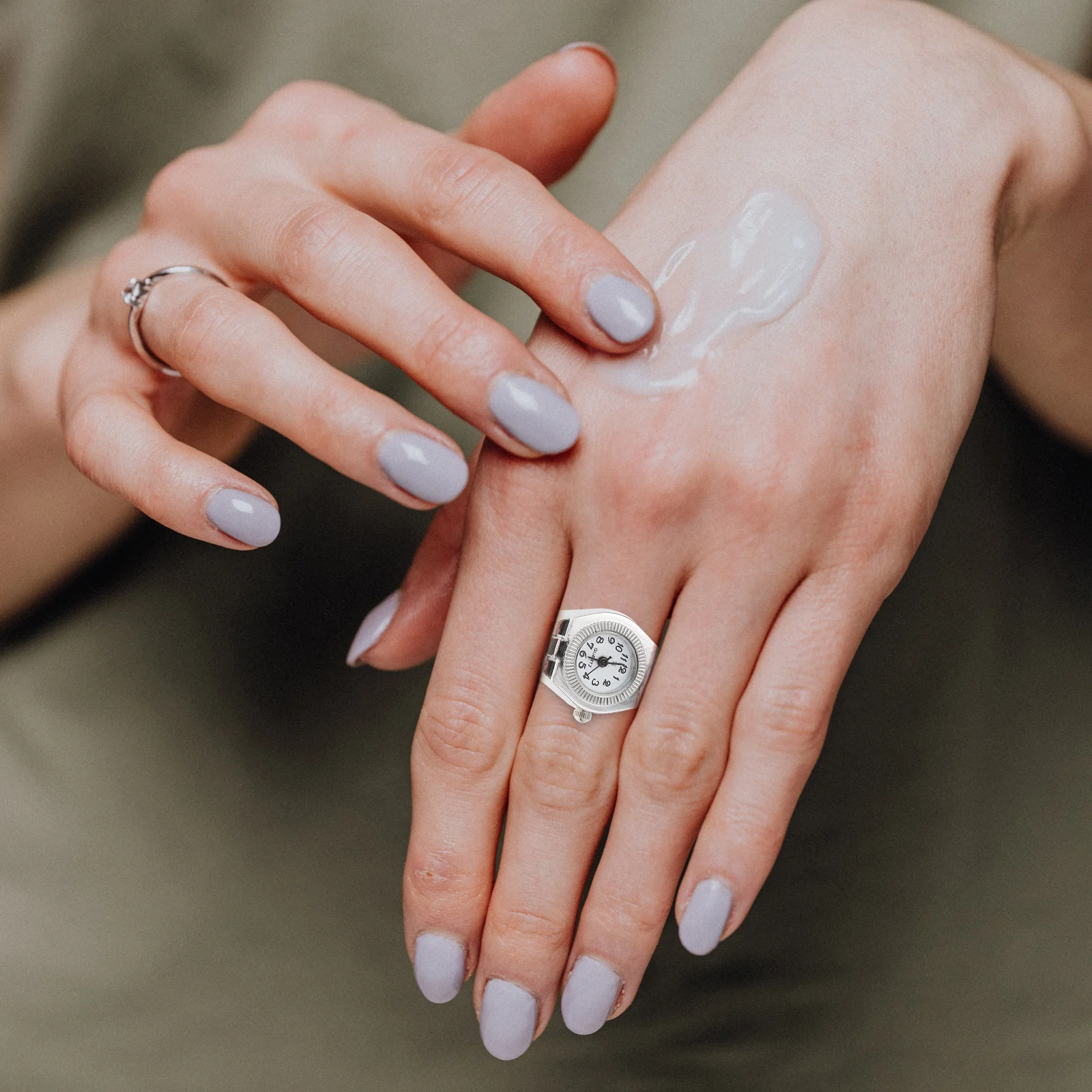 

1Pcs Women Finger Watch Casual Finger Ring Watch Quartz Round Elegant Style Comfortable Wear Suitable for Party Date