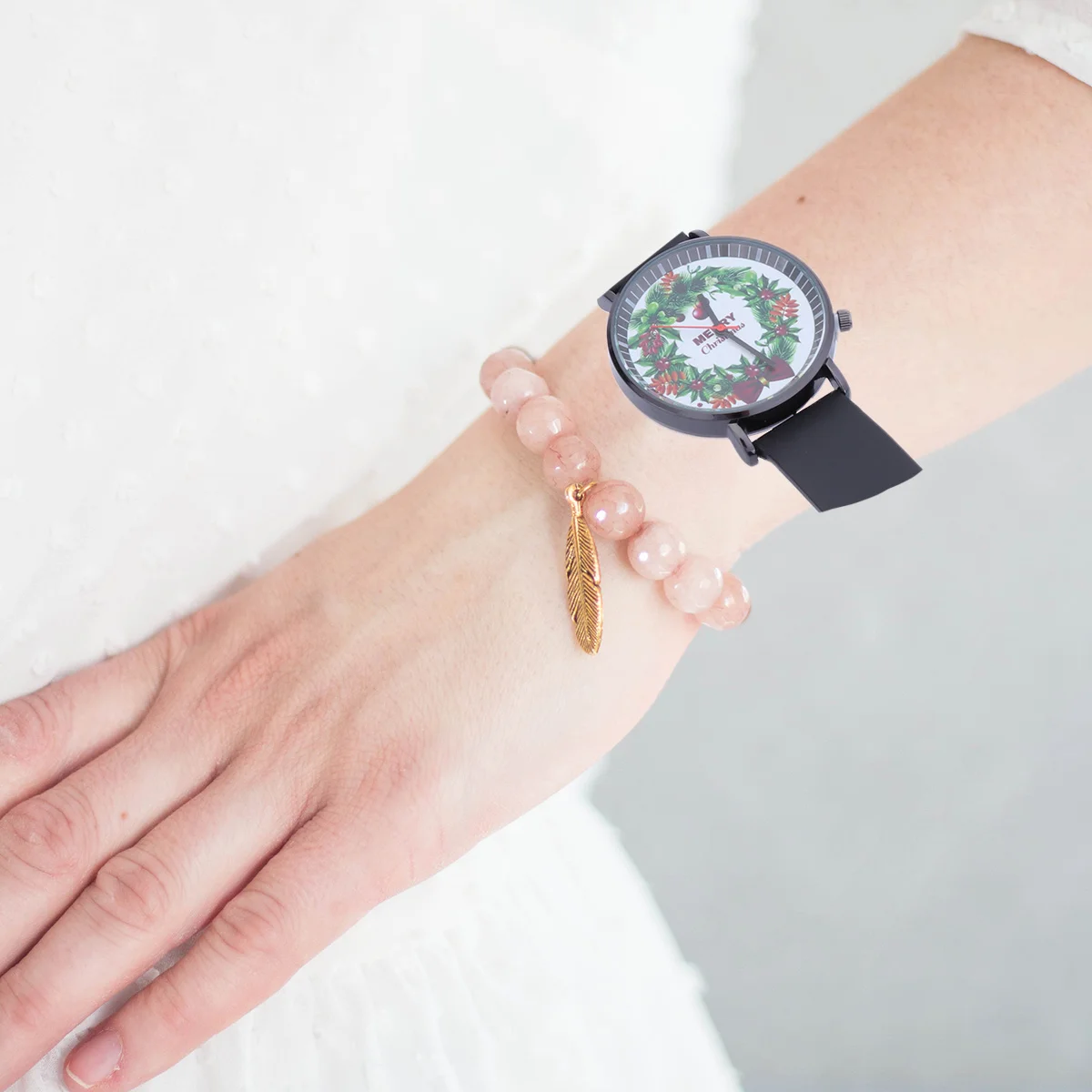 Montre à quartz sur le thème de la couronne de Noël, bracelet en plastique réglable et élégant, design simple, cadeau parfait pour la famille et les amis, anniversaire, nouveau