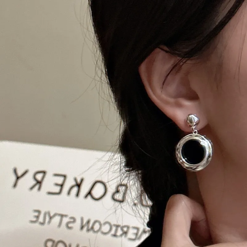 S925 Sterling Silver with A Sense of Niche Design Heavy-duty Black Agate Fashionable and Minimalist Earrings Wholesale