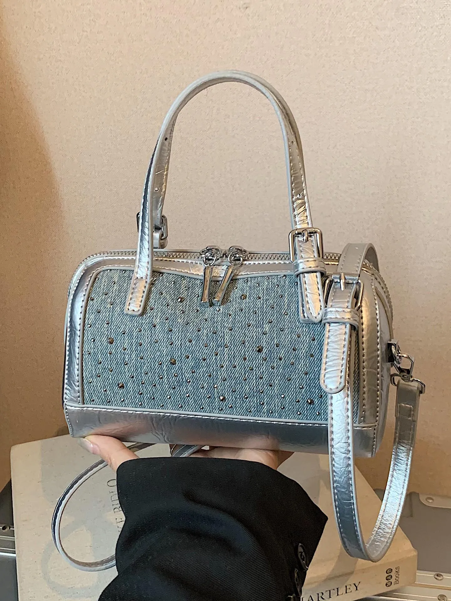 

Роскошная вечерняя сумка с бриллиантами для женщин, модная джинсовая сумка через плечо с комбинированными вставками, новинка лета 2026, шикарный клатч