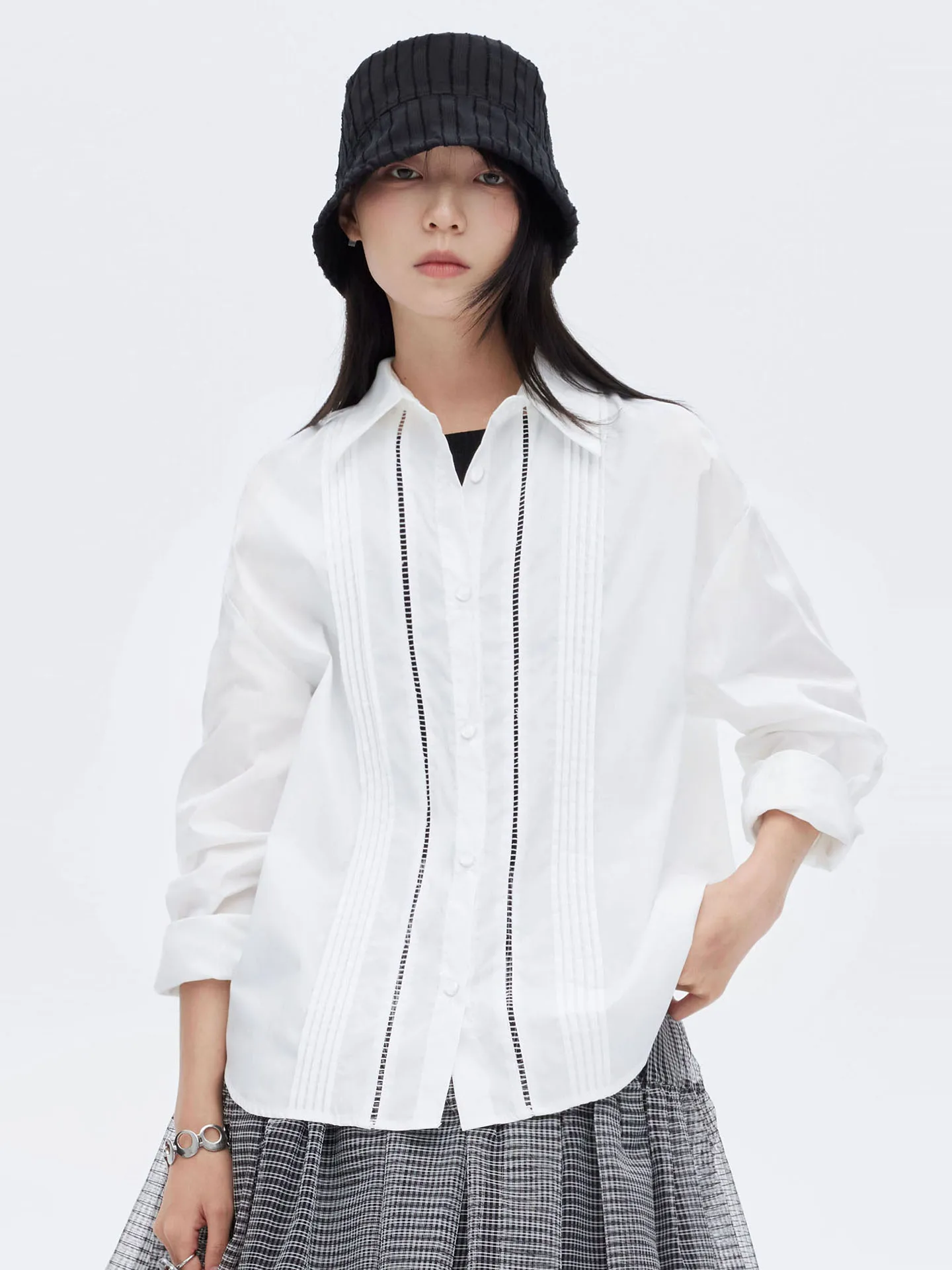 

Loose Fit Hollow out oulder Detail Long Sve White Blouse Women's Casual Sle Splicing Pleated Spring 2026 irt