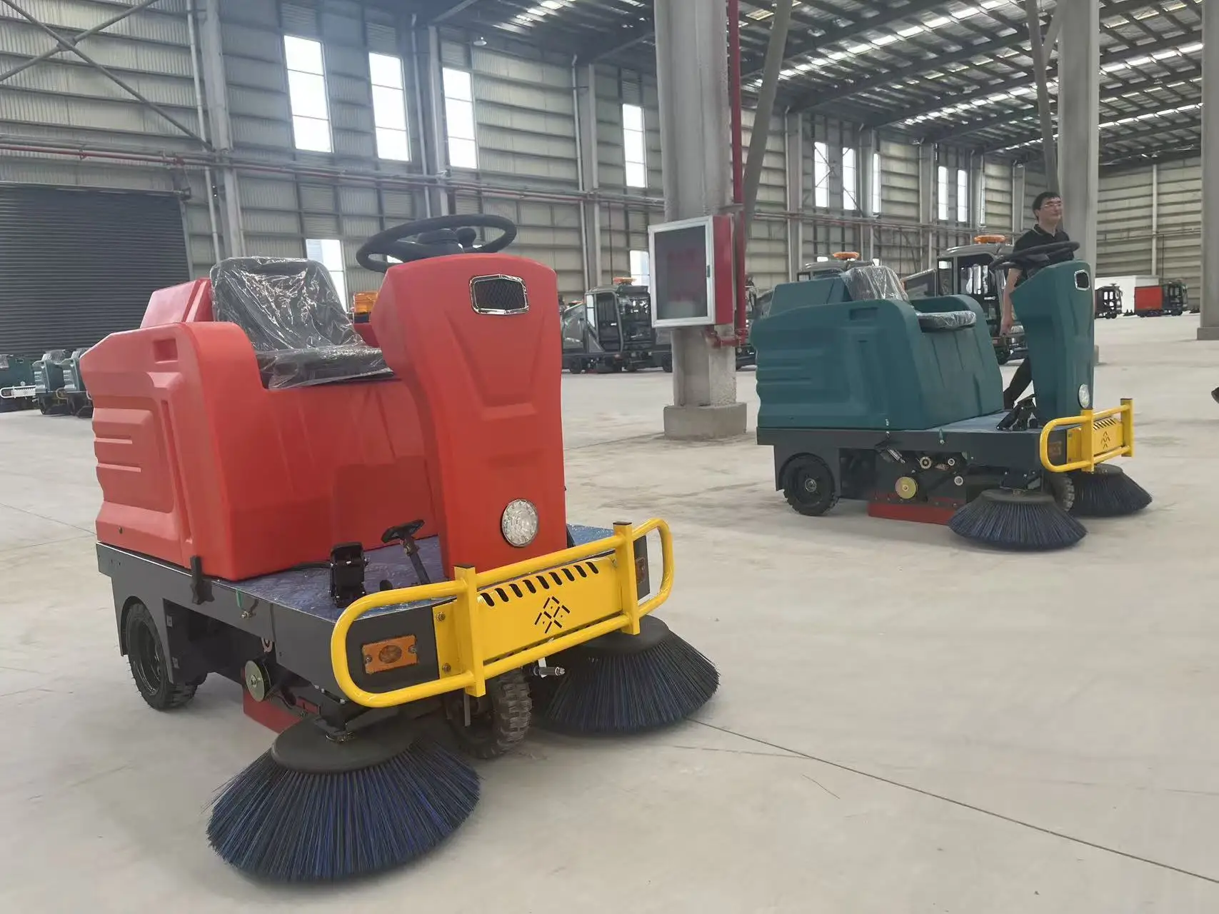 SW-1300 Macchina per la pulizia dei pavimenti Spazzatrice multifunzionale per esterni efficiente e a risparmio energetico