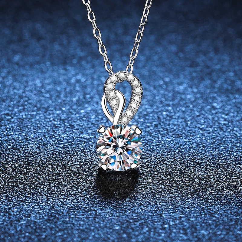 Platinum PT950 18K Gold Pendant Collarbone Chain for Women, High-end Fashion, Platinum Plated One Carat Moissanite Necklace