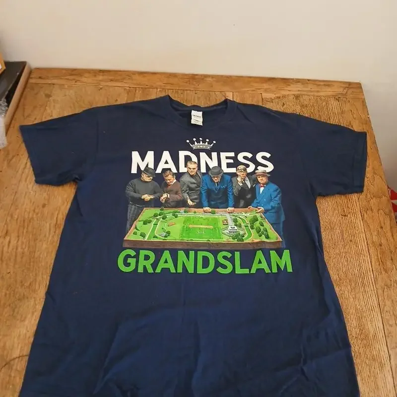Camiseta Madness Grand Slam Tour talla grande azul de la banda musical