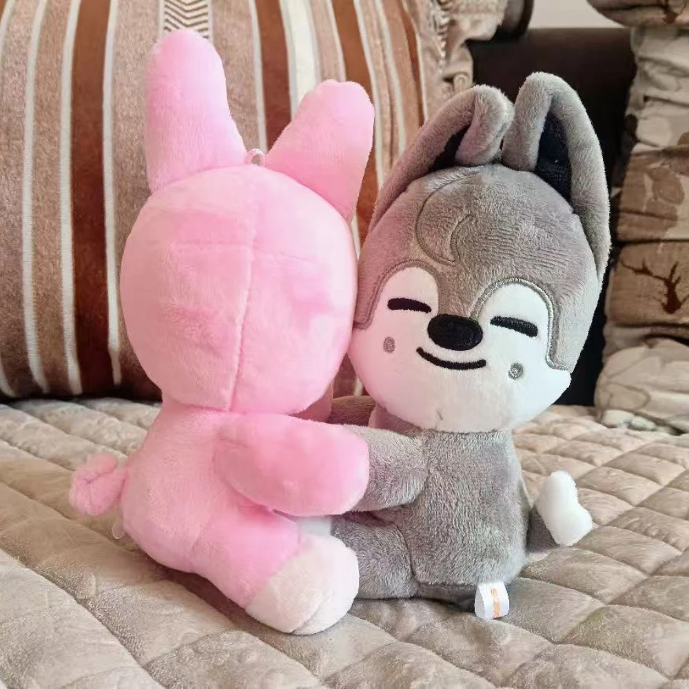 

Новая плюшевая игрушка SKZOO: магнитная кукла-обнимашка, маленькая плюшевая кукла FM Week в плаще, для фанатов Magic School, подарок на день рождения и Рождество