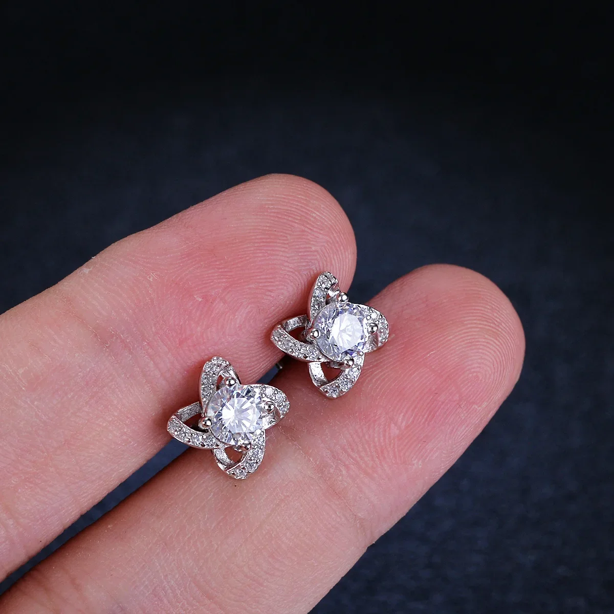 

Luxury Platinum Pt950 Moissanite Diamond Lucky Four-leaf Clover Stud Earrings for Women Ins Accessories Wedding Jewelry