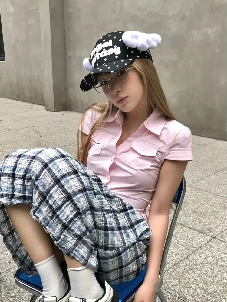 Damen Y2K Rosa Figurbetontes Kurzarmhemd mit Reverskragen, geraffter Taille, Taschendekor, schmaler Schnitt, süße Preppy-Bluse – Detail 7