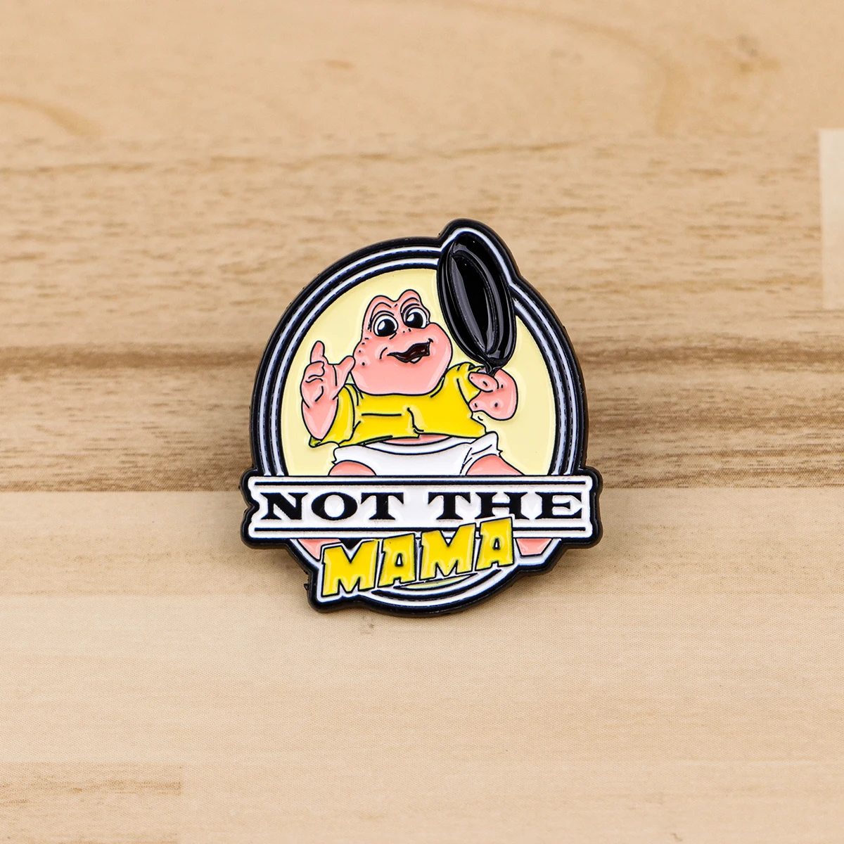NOT THE MAMA Emaille-Anstecknadel, Cartoon-Brosche für Mantel, Damenbroschen, modische Reversabzeichen, Schmuck, Geschenk für Freunde – Detail 2